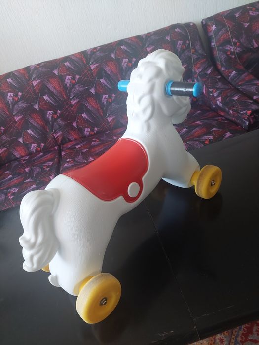 Детско конче на колелца, за яздене, бутане с крачета и теглене, здраво и запазено.