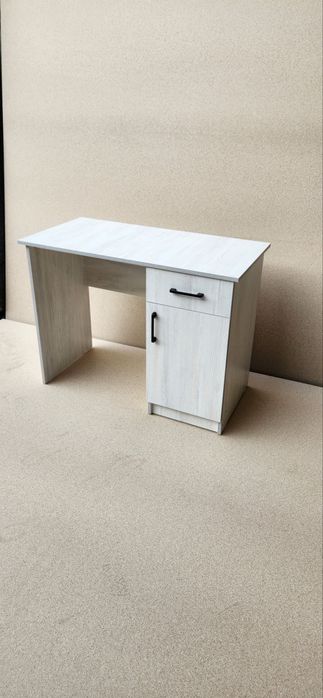 Stol parta pismenniy