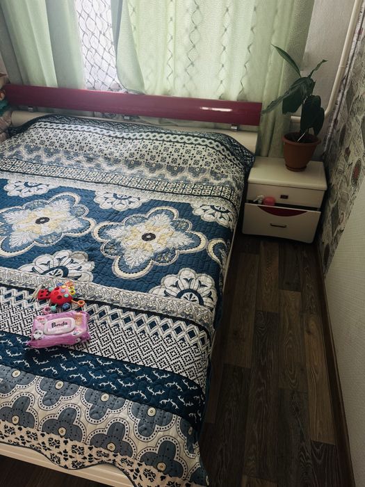 Продам кровать и тумбы