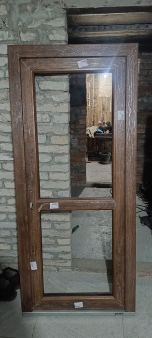 Пластиковая двере орех