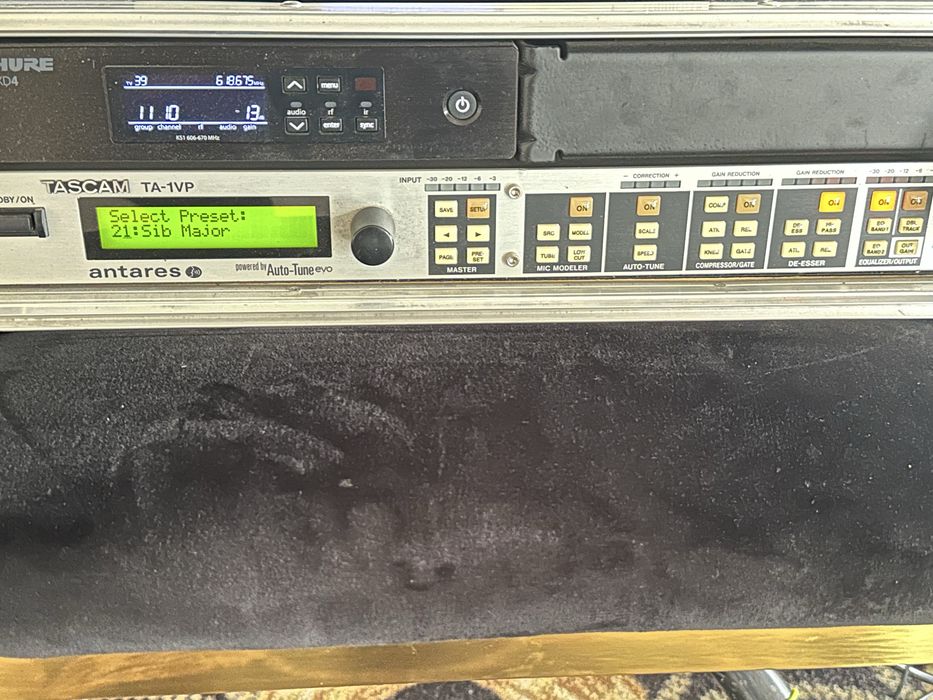 Vand Tascam cu tot cu case!Are preseturi ,tot ce trebui pentru cantat!numai case-ul a fost facut pe comanda si a costat 900ron!