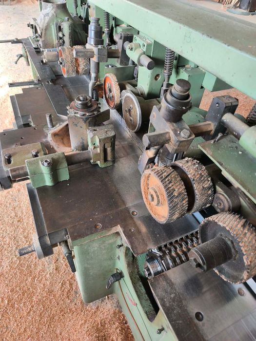 Четиристранно обработваща машина за дървопреработка