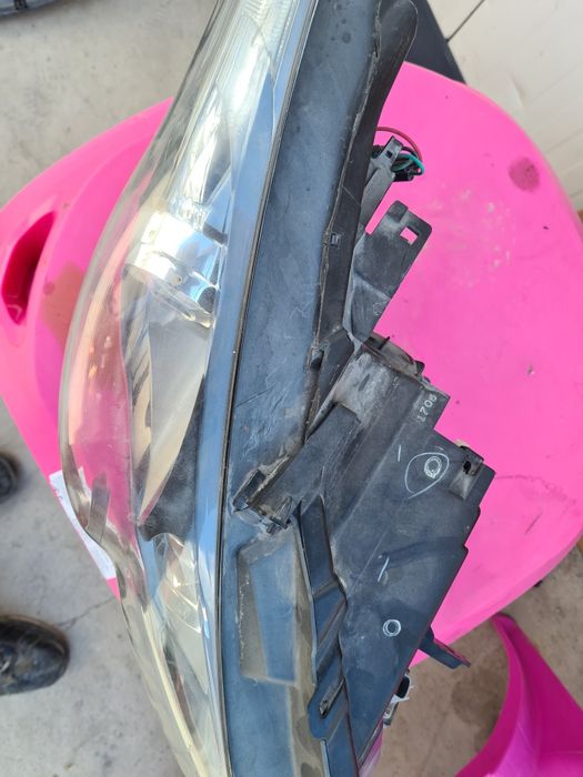 Продавам оборудван десен фар за Infiniti FX