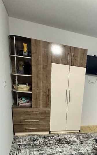 Продаются комп.столы, шкаф на 2х2,5 и 2 кровати 90х2,20