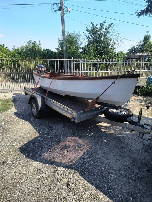 Barca fibră și lemn