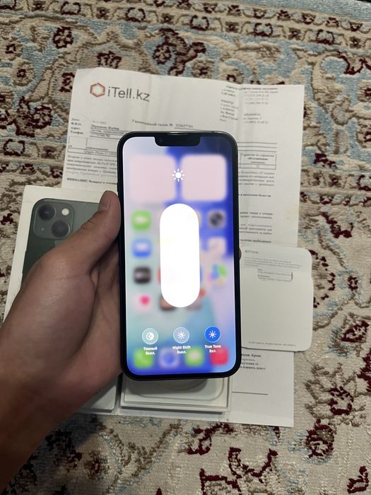iPhone 13 с документами