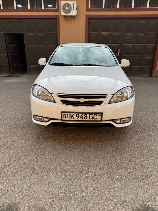 Чевролет Жентра белая в отличном состояни. Автомат без люк. Срочно!