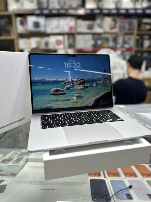MacBook Air 15 M4 16/256 б/у идеал