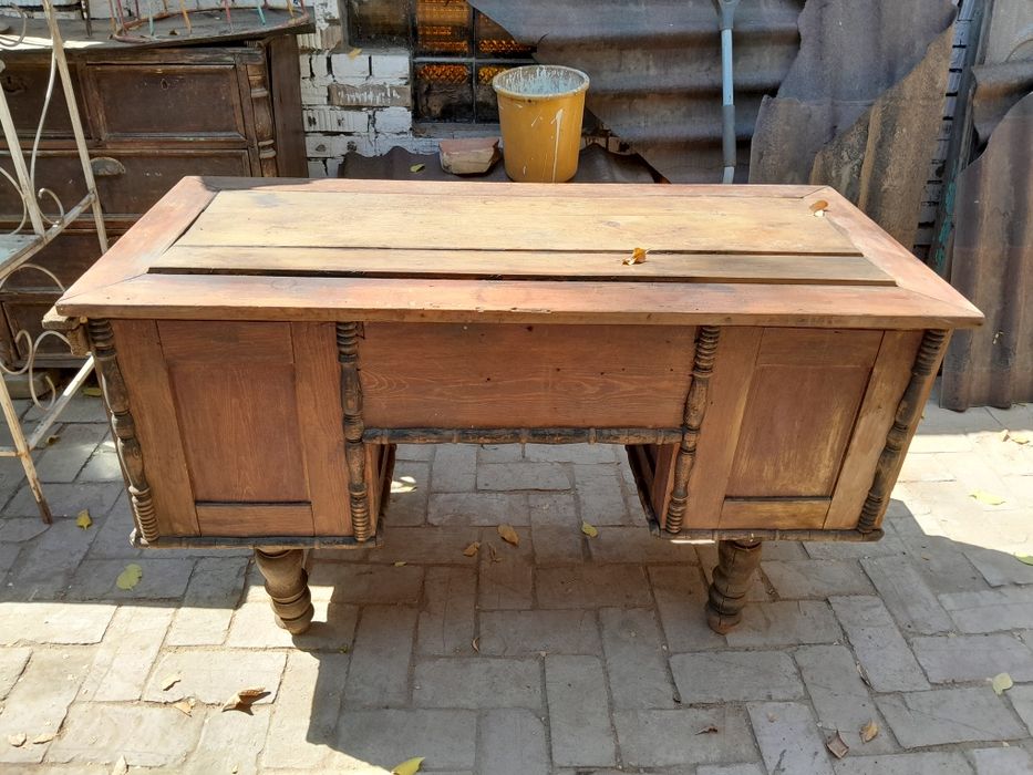 Стол деревянный эпохи СССР.