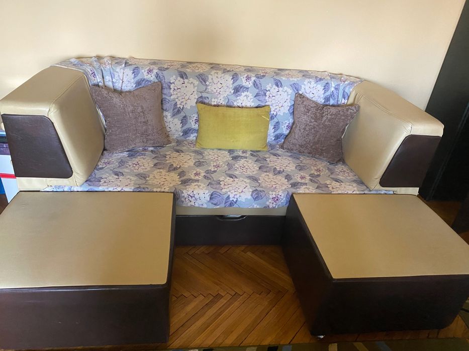 Canapea bej extensibila - piele ecologică cu măsuță piele