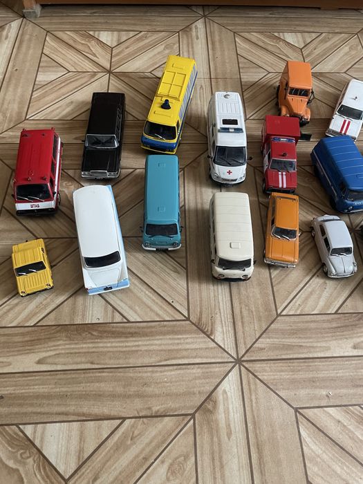 Машинки коллекционные разных размеров