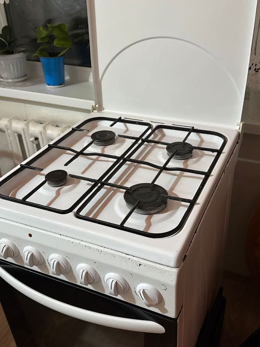 Продам газ плиту AVA