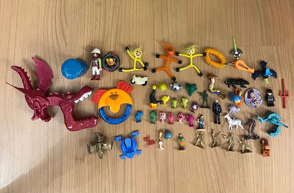 Лот от играчки от Kinder + плюшени играчки всичко за 11 лв.