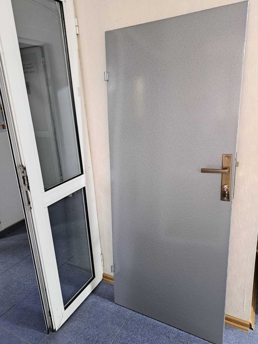 Usa metalica spatiu tehnic