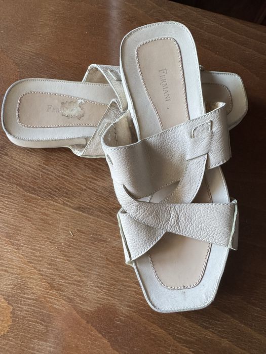 Кожаные шлепанцы бежевые