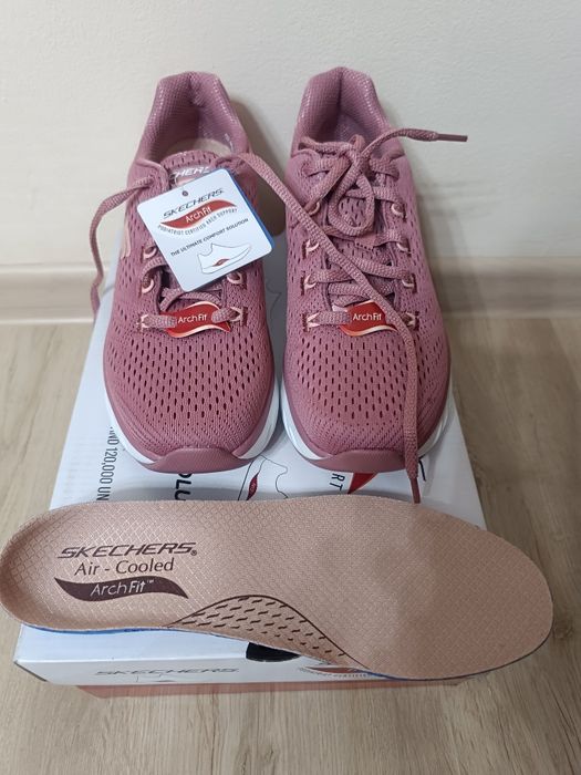 Skechers. Новые кроссовки на девочку