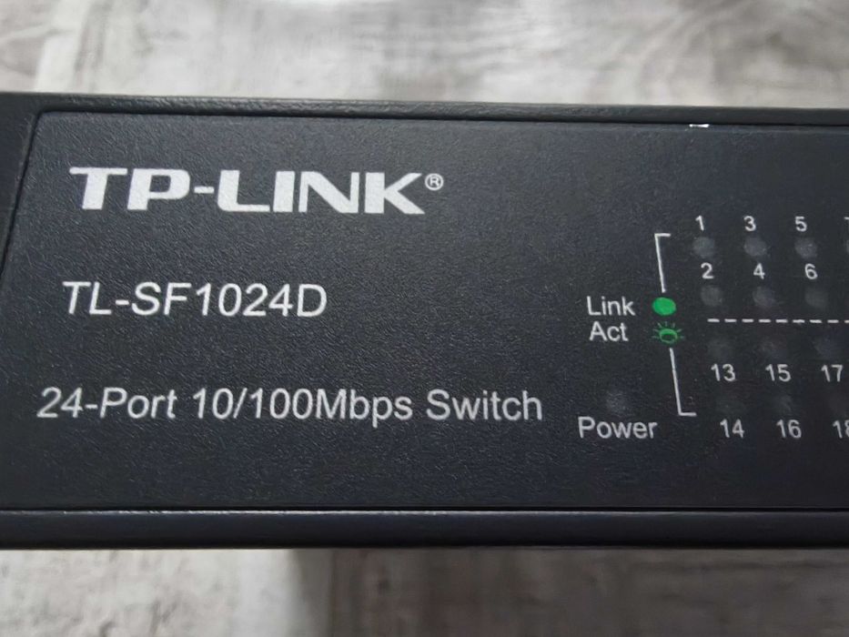 Switch TP-Link TL-SF1024D cu 24×porturi RJ45 10/100 Mbps. Accesorii montare rack