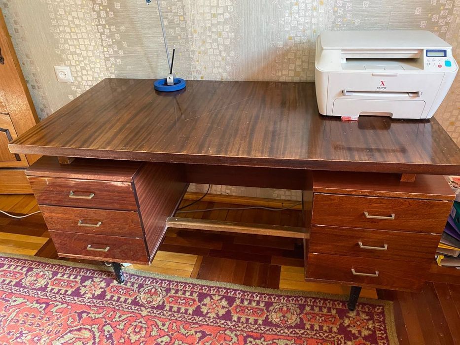 Стол письменный деревянный. Очень прочный.