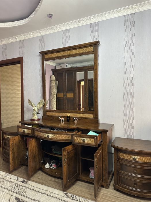 Комод с зеркалом и 2 тумбы