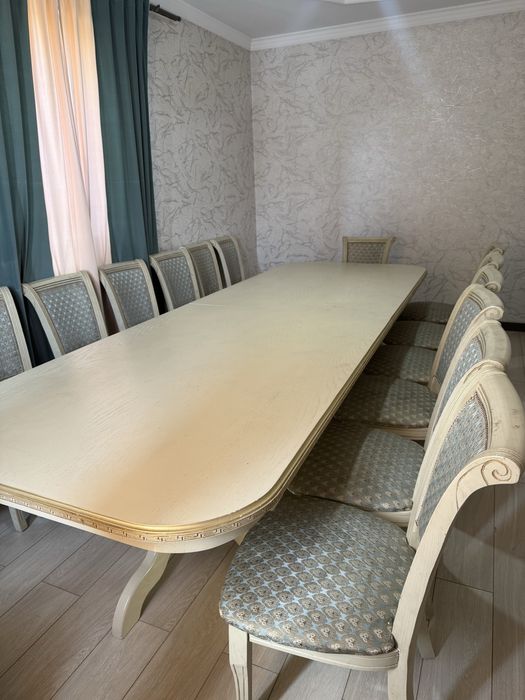 Стол стулья для гостиной