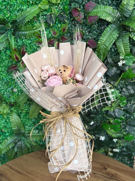 Букет Плюшена играчка ананас с лалет и други