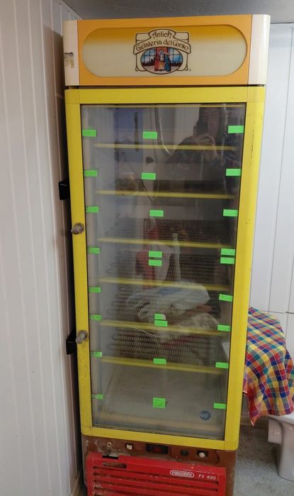 Продавам вертикален минусови хладилник