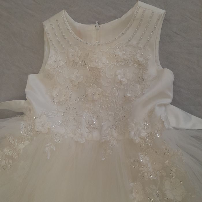 Бяла шаферска рокля