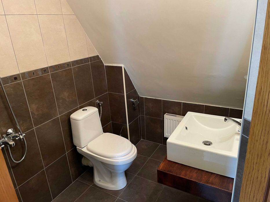 По договаряне - запазени интериорни врати, кухня, санитария и ламинат