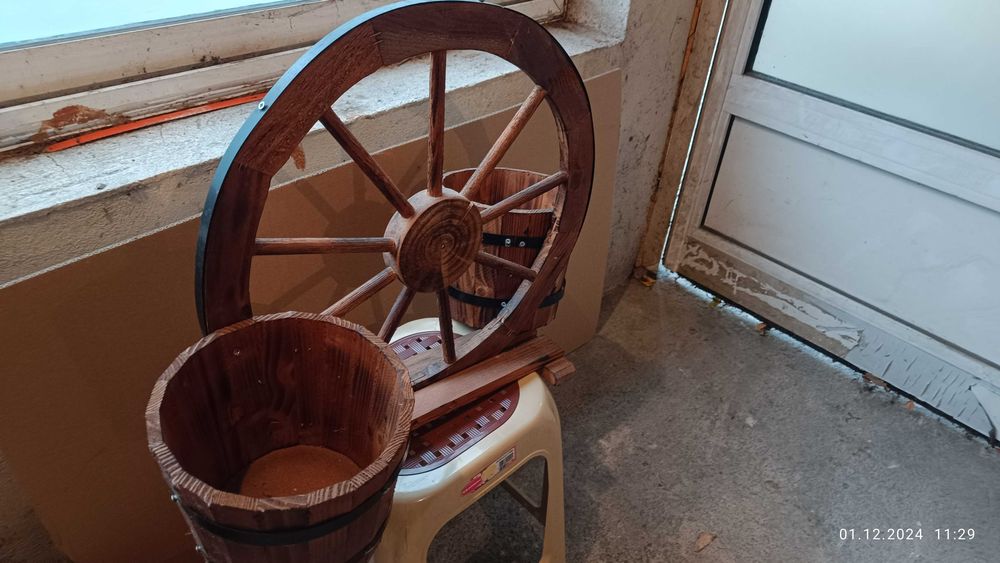 Продавам декоративно дървено колело със саксии.