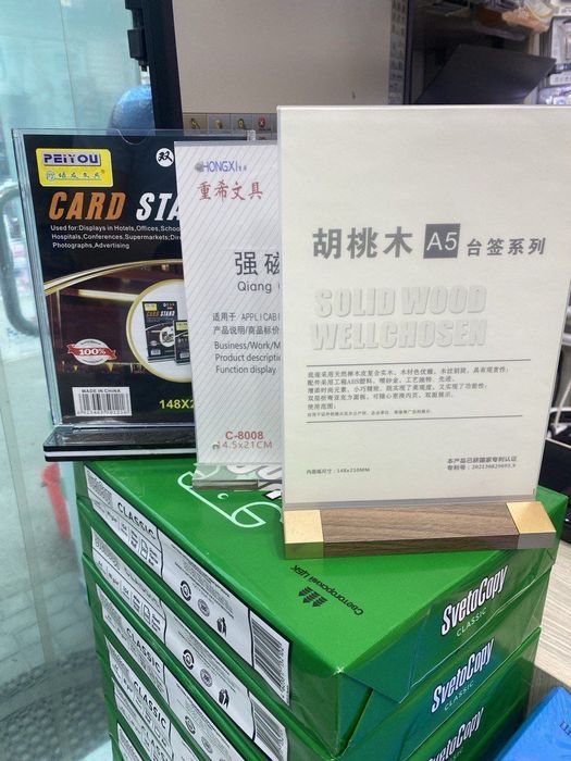 Shaffof akrildan tayyorlangan qulay stol stendi.