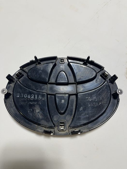 Эмблема Тойота Хайлюкс 2018 год