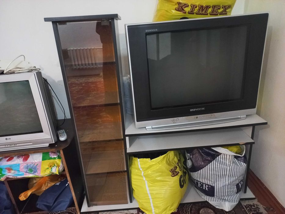 Телевизор подставкасымен сатылады.