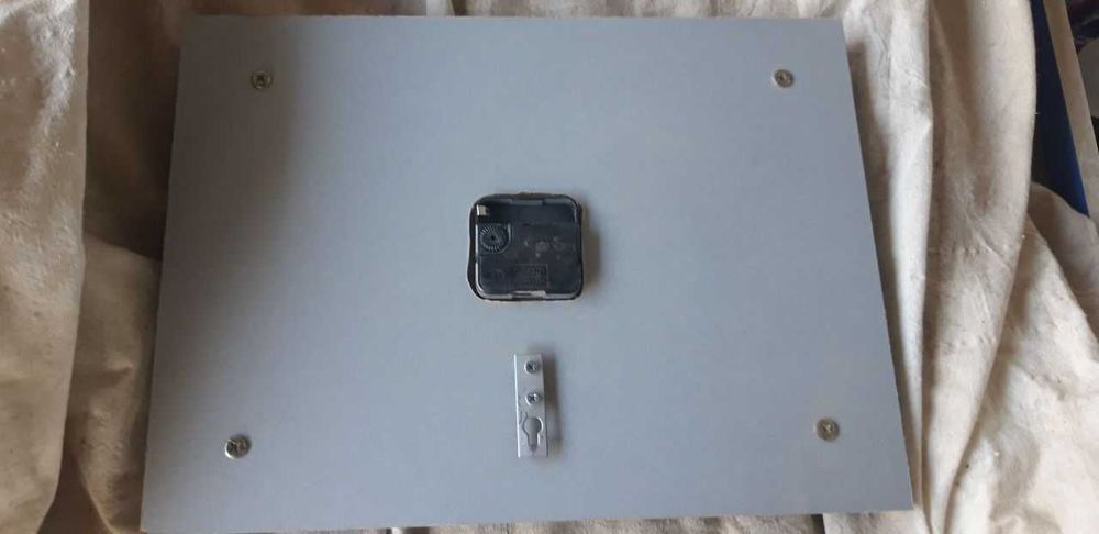 Продаются стеклянные настенные часы.