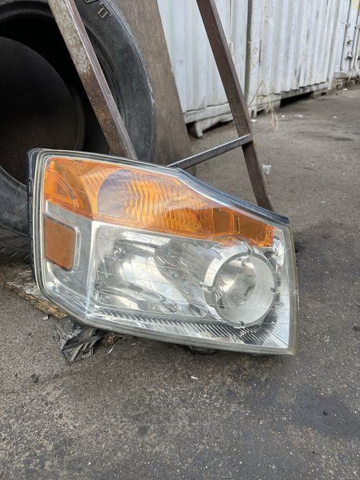 Левая фара на Nissan Armada