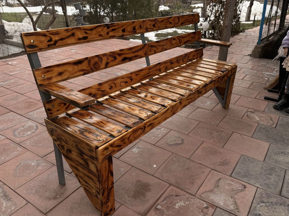 Деревянные лавочки, колодца