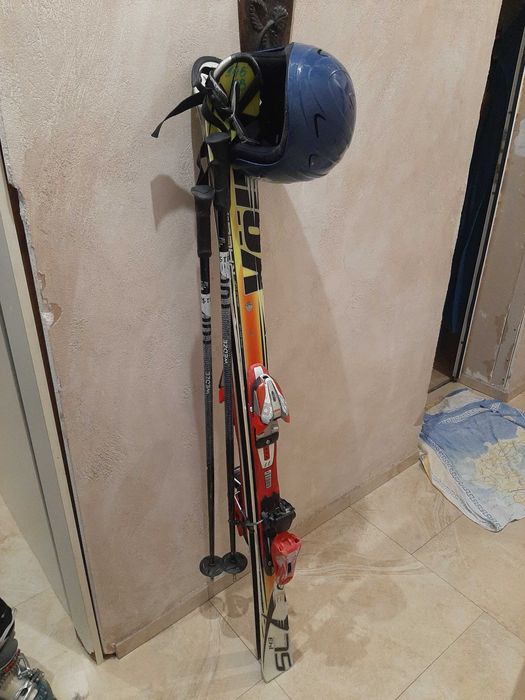 Ски екипировка каска ски и щеки