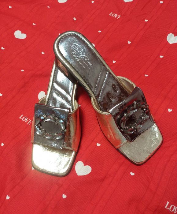 Oyoq kiyim yangi kiyilmagan