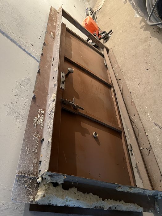 Продам железную дверь