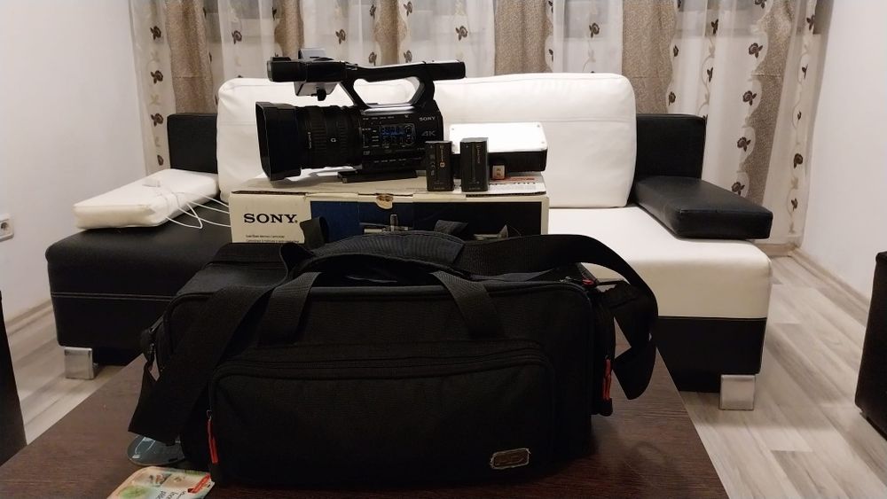 Vând camera video Sony NX 200