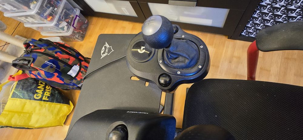 Logitech G923 PlayStation și suport metalic