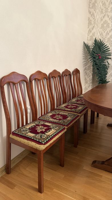 Срочно продам стол со стульями и скатертью