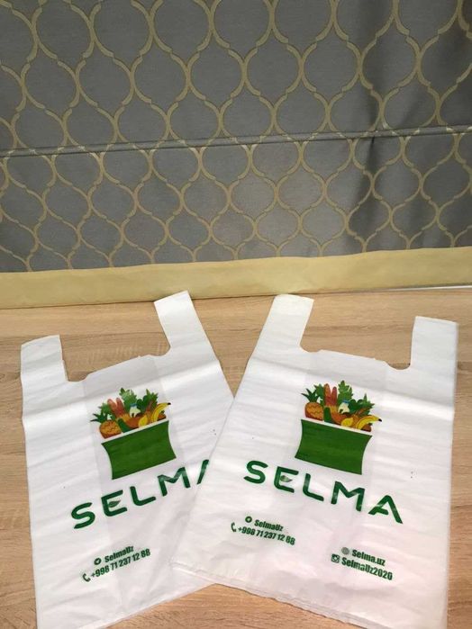 Упаковка товаров и полиэтиленовые пакеты с логотипом