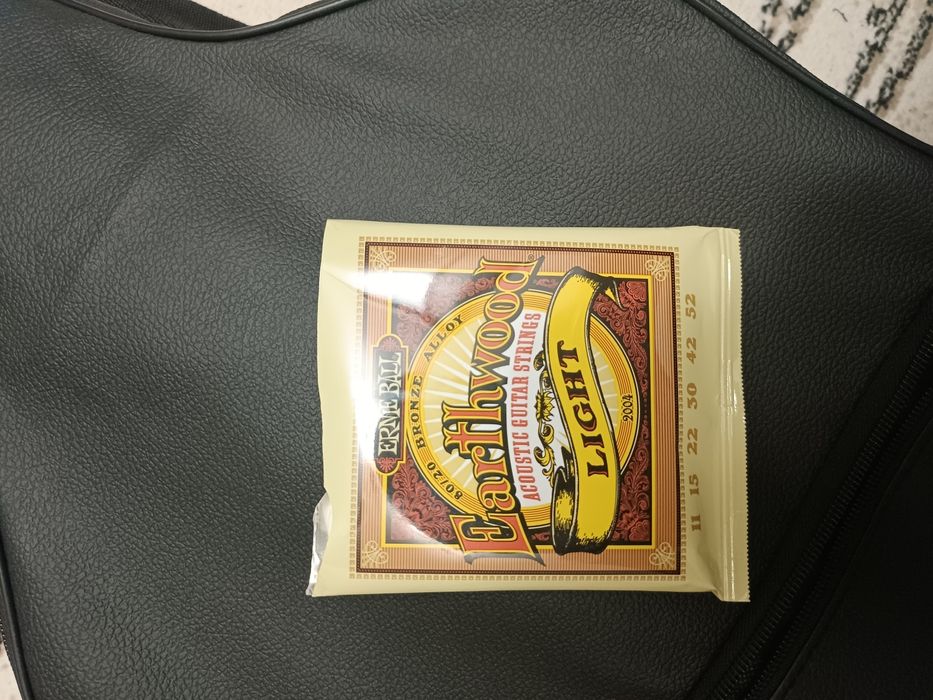 Электро - акустическая гитара, сумка, 2 медиатора и 5 струн