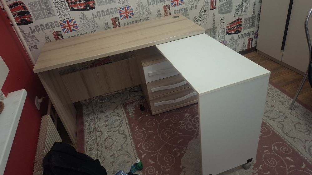 Продаётся стол 2 в одном