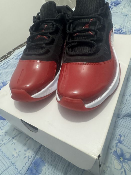 Adidasi Air Jordan 11 Retro Bred