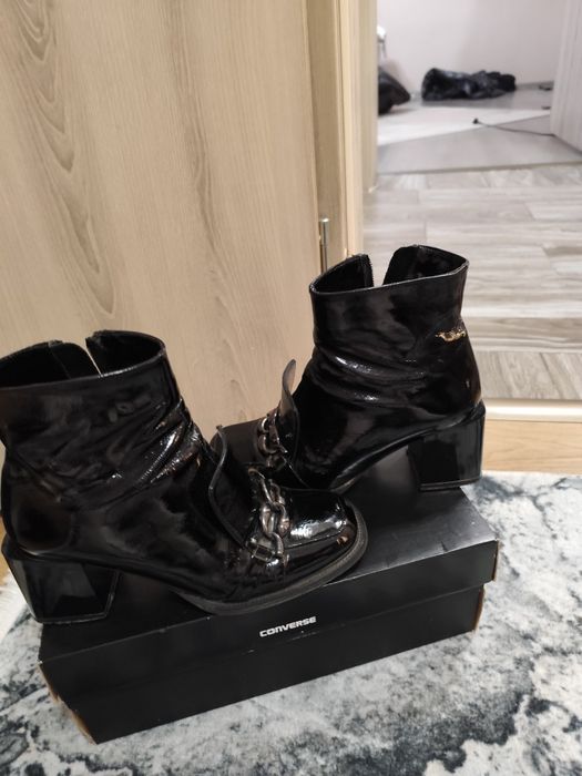 Дамски боти лачени черни