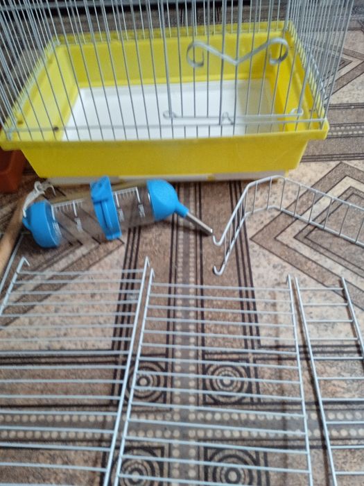 Клетка для попугая со всеми удобствами