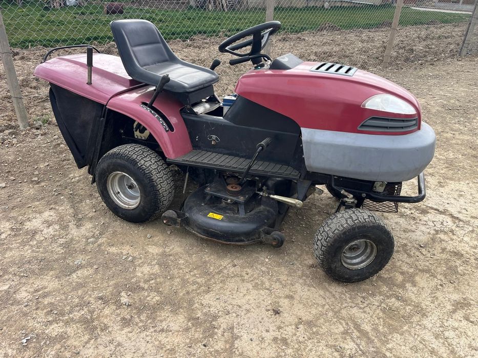Tractoras gazon motor B&S 17,5 cai