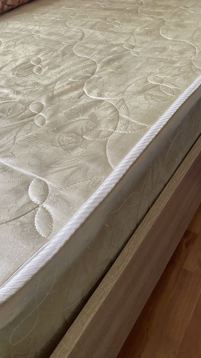 Продам двухспальную кровать