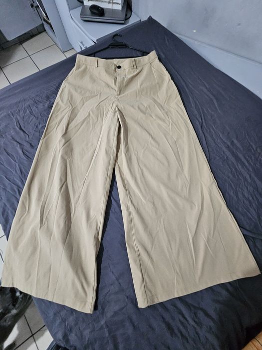 Бежов панталон. Нов